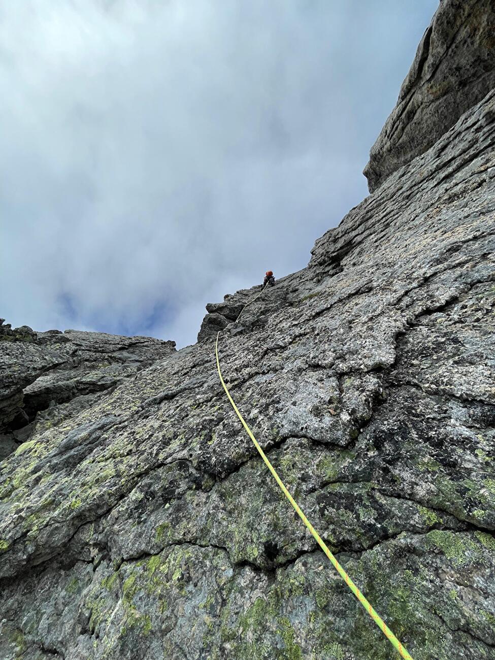 Val Bondasca, Filippo Sala, Benjamin Bosshard - Benjamin Bosshard et Filippo Sala complétant le 'Grande U della Bondasca' au-dessus de Val Bondasca en Suisse le 30-31/07/2025