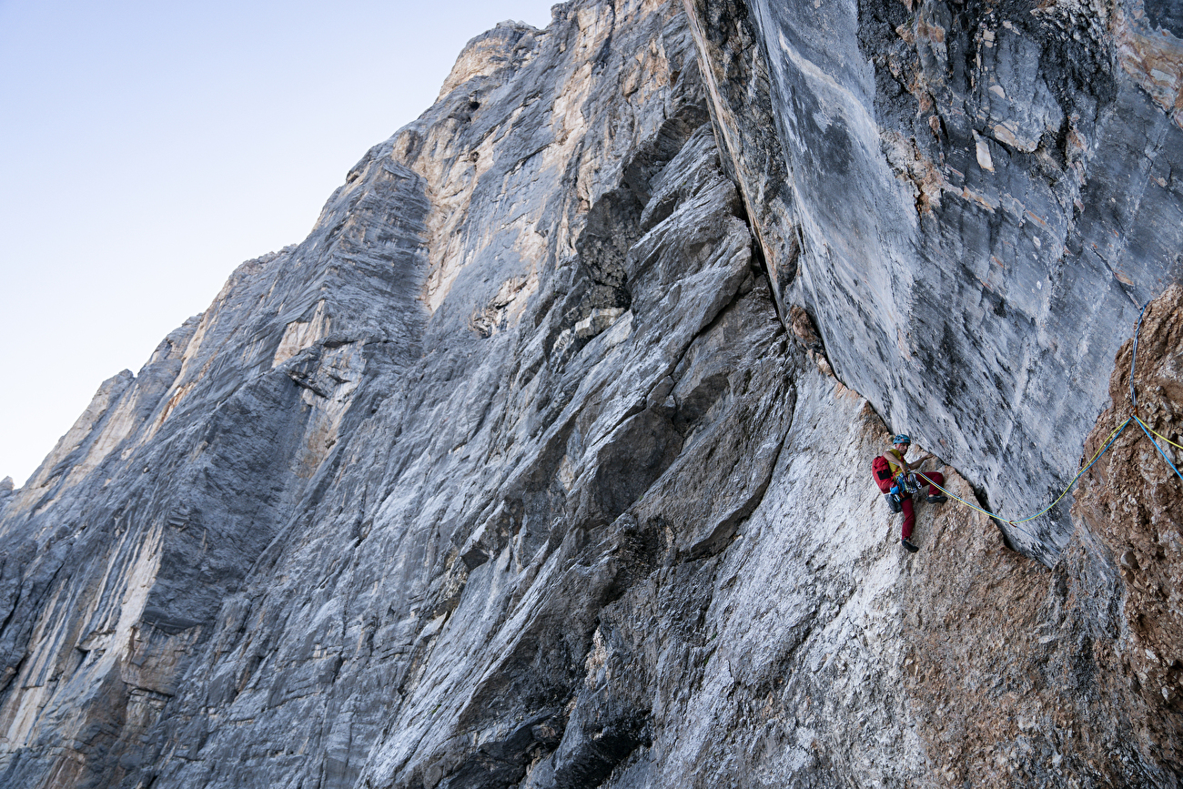 Solleder-Lettenbauer, Civetta, Dolomiti - Alessandro Baù négociant le légendaire crack de Lettenbauer sur le 'Solleder-Lettenbauer' sur Civetta, Dolomites Solleder-Lettenbauer, Civetta, Dolomiti - Alessandro Baù négociant le légendaire crack de Lettenbauer sur le 'Solleder-Lettenbauer' sur Civetta, Dolomites