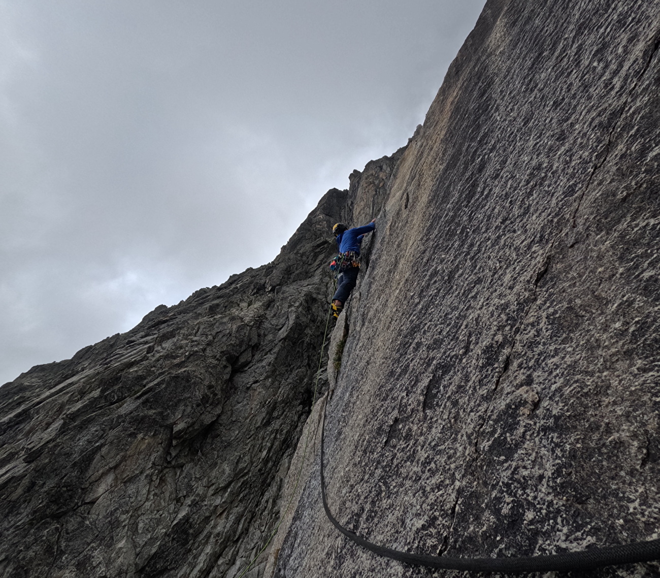 Aiguille de la Brenva, Mont Blanc - La première ascension de «Cendrillon» d'Aiguille de la Brenva (Carlo Filippi, Isaie Maquignaz, Francesco Ratti 30-31 / 07/2025)