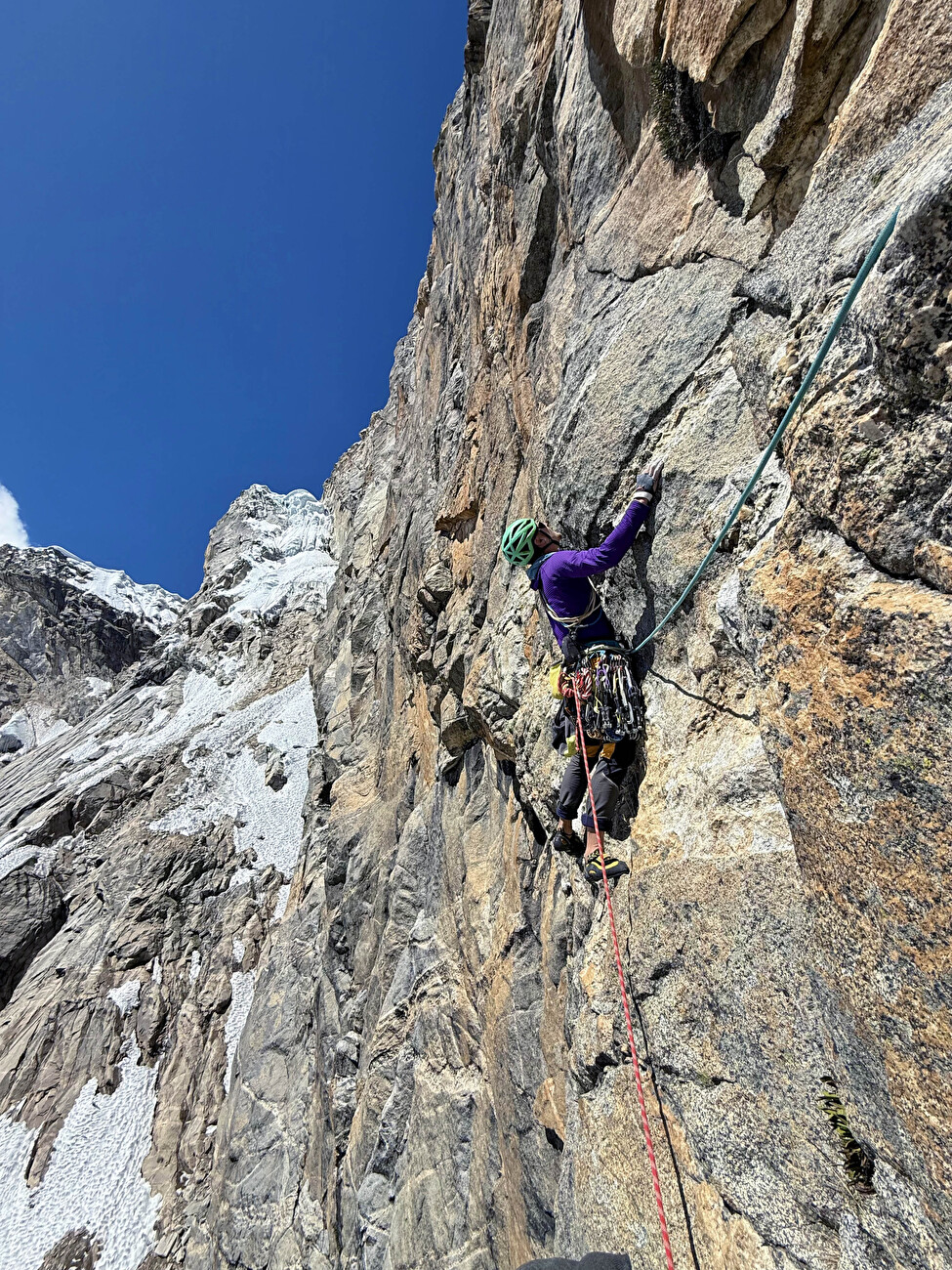 Cashan, Pérou, Manuel Lopez, Alex Ubeda - faisant le premier asscent de «Carlos Suárez» sur le visage du NW à Cashan au Pérou (Manuel López, Alex Ubly 26-27 / 2025)