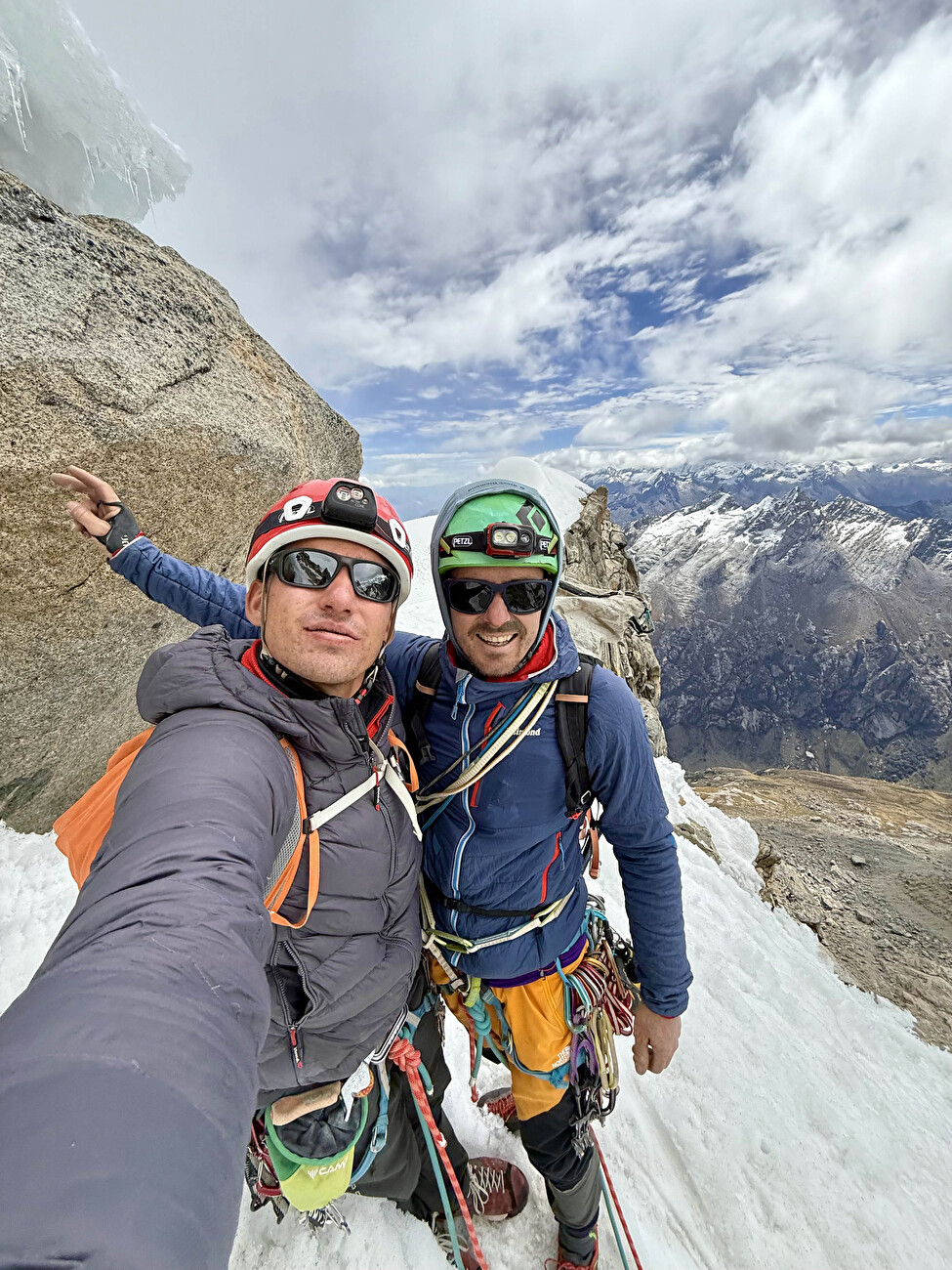 Cashan, Pérou, Manuel Lopez, Alex Ubeda - faisant le premier asscent de «Carlos Suárez» sur le visage du NW à Cashan au Pérou (Manuel López, Alex Ubly 26-27 / 2025)