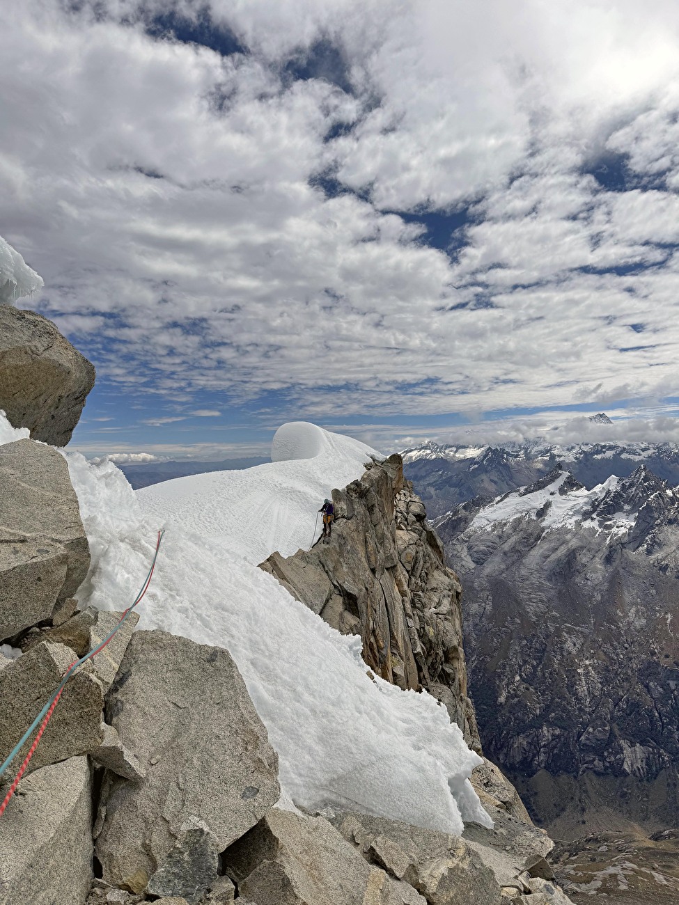 Cashan, Pérou, Manuel Lopez, Alex Ubeda - faisant le premier asscent de «Carlos Suárez» sur le visage du NW à Cashan au Pérou (Manuel López, Alex Ubly 26-27 / 2025)