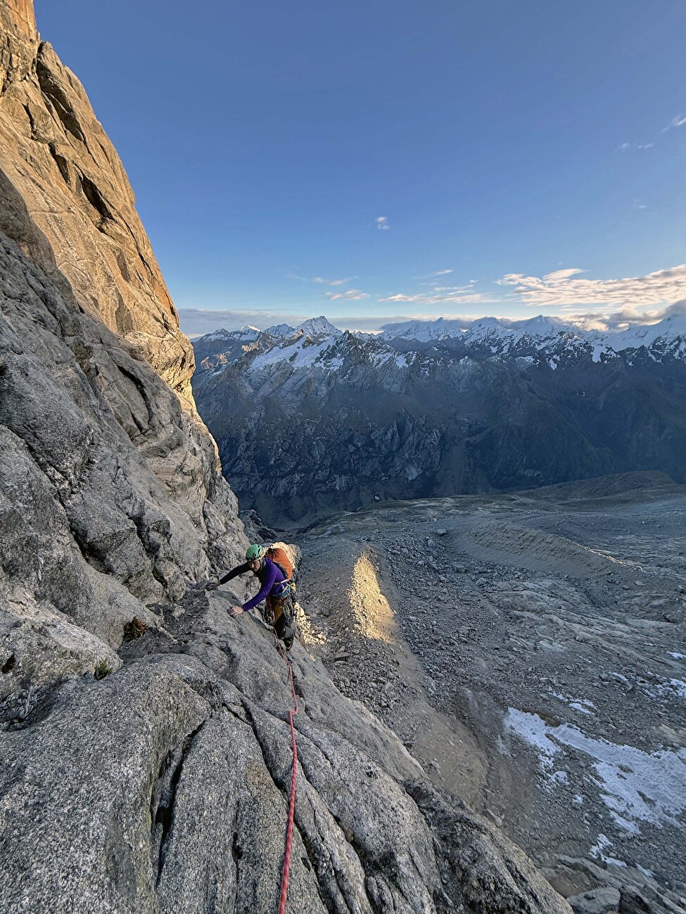 Cashan, Pérou, Manuel Lopez, Alex Ubeda - faisant le premier asscent de «Carlos Suárez» sur le visage du NW à Cashan au Pérou (Manuel López, Alex Ubly 26-27 / 2025)