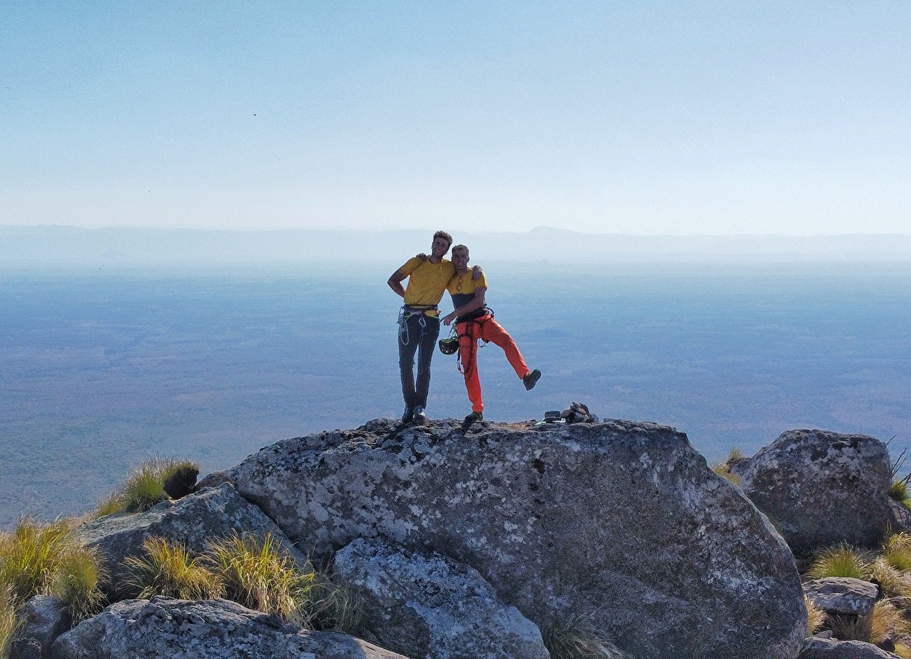 Phandambiri Mozambique - Mirco Grasso et Samuele Mazzolini au sommet de Phandambiri au Mozambique le 06/08/2025 après avoir stabling le premier itinéraire en haut de la montagne, Phandambiri Mozambique - Mirco Grasso et Samuele Mazzolini au sommet de Phandambiri au Mozambique le 06/08/2025 après avoir stabling le premier itinéraire en haut de la montagne,