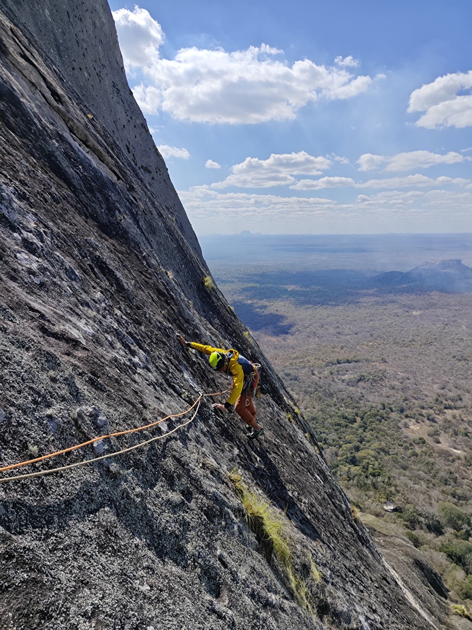Phandambiri Mozambique - La première ascension de «le chemin des champignons» sur la face est de Phandambiri au Mozambique (Mirco Grasso, Samuele Mazzolini 08/2025) Phandambiri Mozambique - La première ascension de «le chemin des champignons» sur la face est de Phandambiri au Mozambique (Mirco Grasso, Samuele Mazzolini 08/2025)