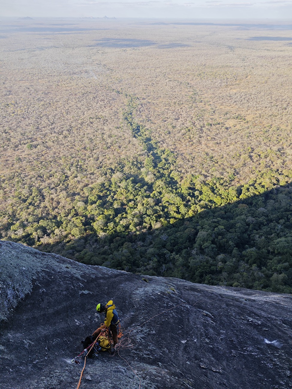 Phandambiri Mozambique - La première ascension de «le chemin des champignons» sur la face est de Phandambiri au Mozambique (Mirco Grasso, Samuele Mazzolini 08/2025) Phandambiri Mozambique - La première ascension de «le chemin des champignons» sur la face est de Phandambiri au Mozambique (Mirco Grasso, Samuele Mazzolini 08/2025)