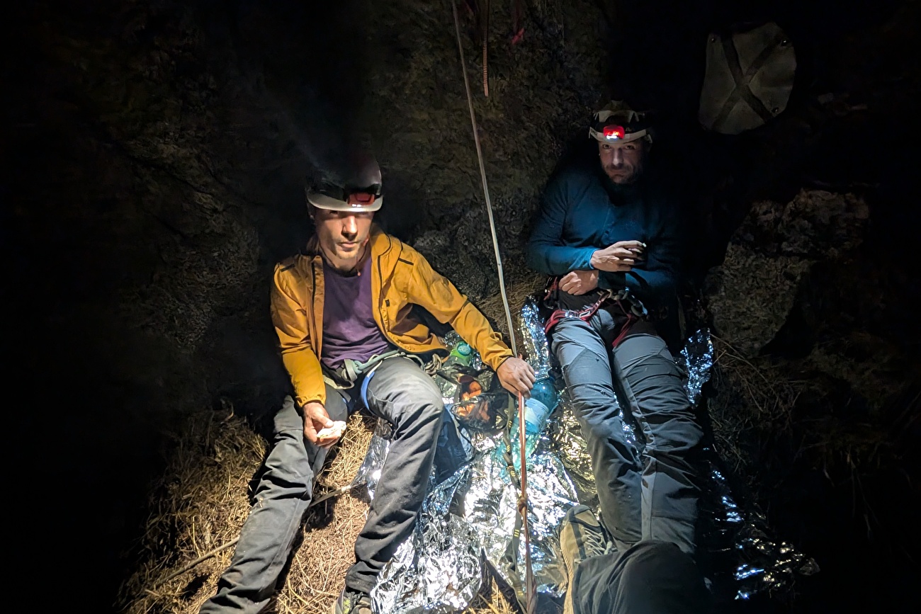 Angola, cumbara second, Miguel A. Díaz, Álvaro García, Indi Gutierrez, David Matos, Juanjo Medina, Manu Ponce, Gonzalo Torre - Bivouac while establishment 'Terra da ginguba” (480m, 7b, agogawawan in kaikian in kaikian in kaikian in kaikila in kaikila à Kaikian à Kaikila à Kaikian à Kaikian à Kaikian à Kaikian à Kaikian à Kaikian à Kaikilakan à Kaikian à Agolaila.