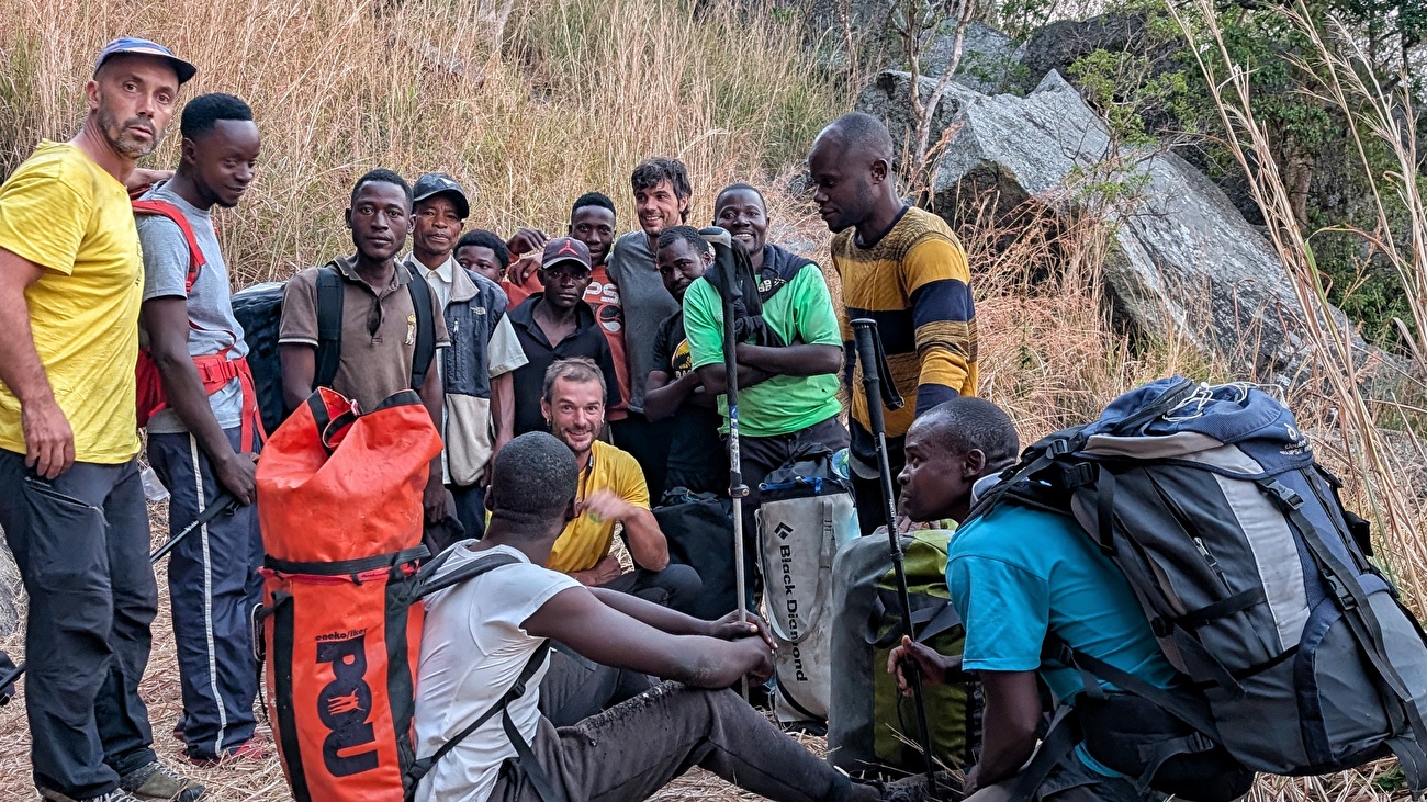 Angola Cumbira Second, Miguel A. Díaz, Álvaro García, Indi Gutierrez, David Matos, Juanjo Medina, Manu Ponce, Gonzalo Torre - Angola Cumbira Second: Porters et nouveaux amis