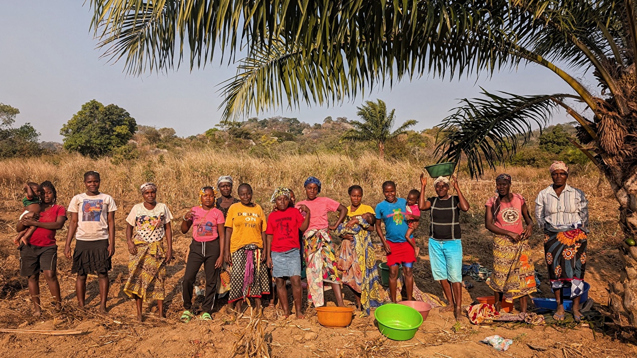 Angola, Cumbira Second, Miguel A. Díaz, Álvaro García, Indi Gutierrez, David Matos, Juanjo Medina, Manu Ponce, Gonzalo Torre - Cumbira Second, Angola