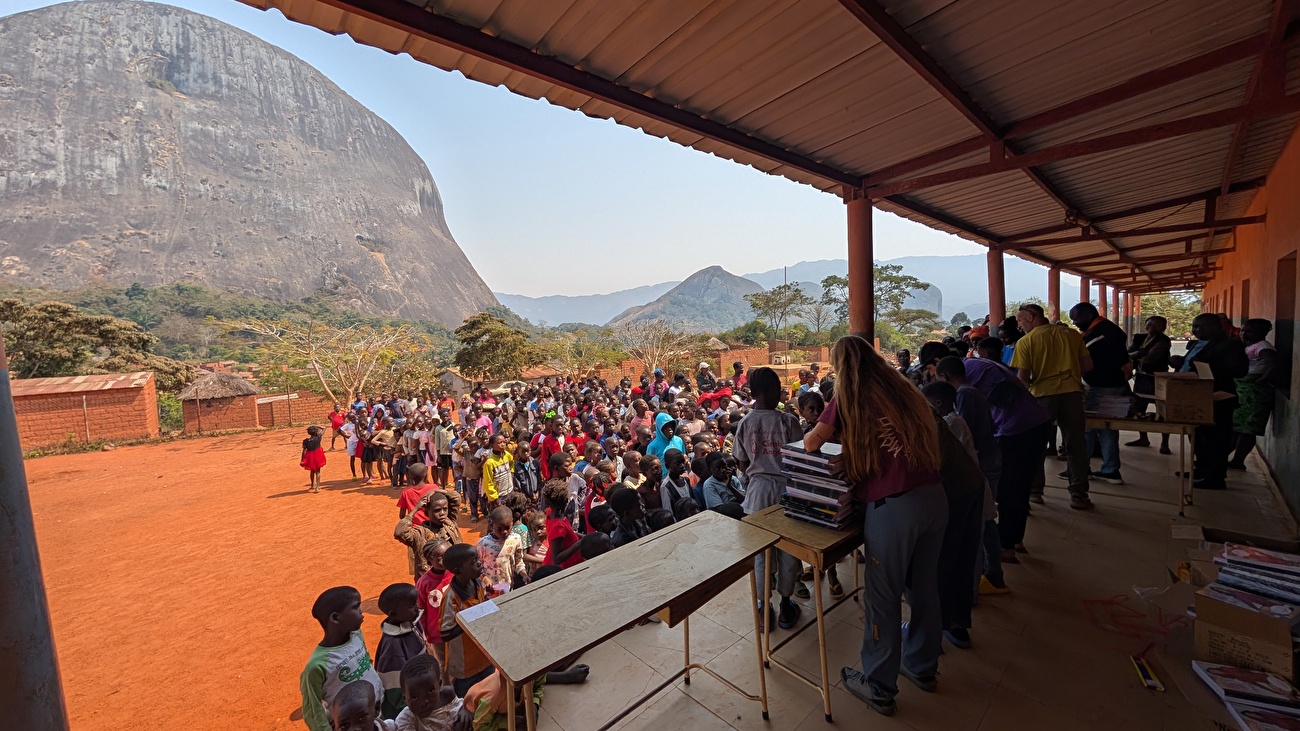 Angola, Cumbira Second, Miguel A. Díaz, Álvaro García, Indi Gutierrez, David Matos, Juanjo Medina, Manu Ponce, Gonzalo Torre - Cumbira Second, Angola