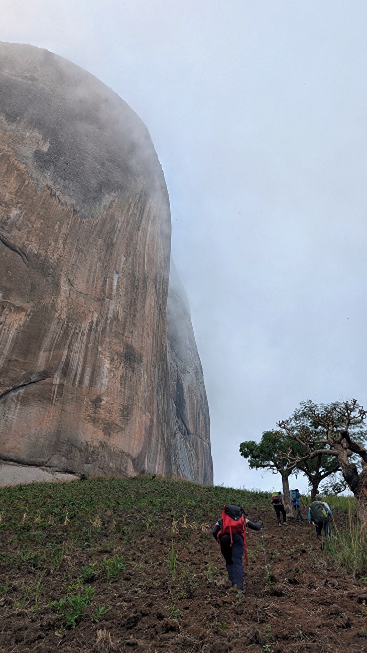 Angola, Cumbira Second, Miguel A. Díaz, Álvaro García, Indi Gutierrez, David Matos, Juanjo Medina, Manu Ponce, Gonzalo Torre - Angola Cumbira Second: approche Kaikiawila