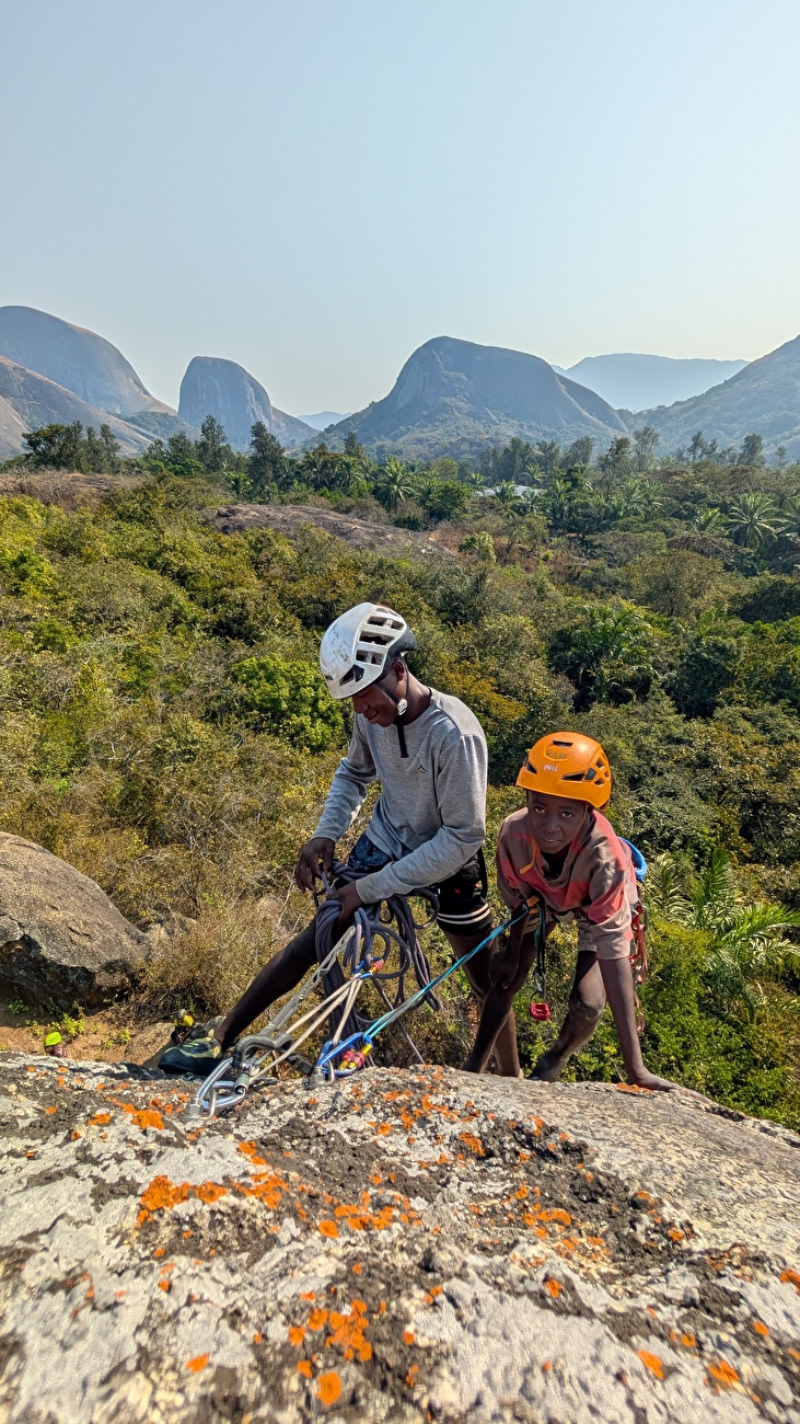 Angola Cumbira Second, A. Díaz, Álvaro García, Indi Gutierrez, David Matos, Juanjo Medina, Manu Ponce, Gonzalo Torre - Angola Cumbira Second: Enseignement de l'escalade aux habitants locaux