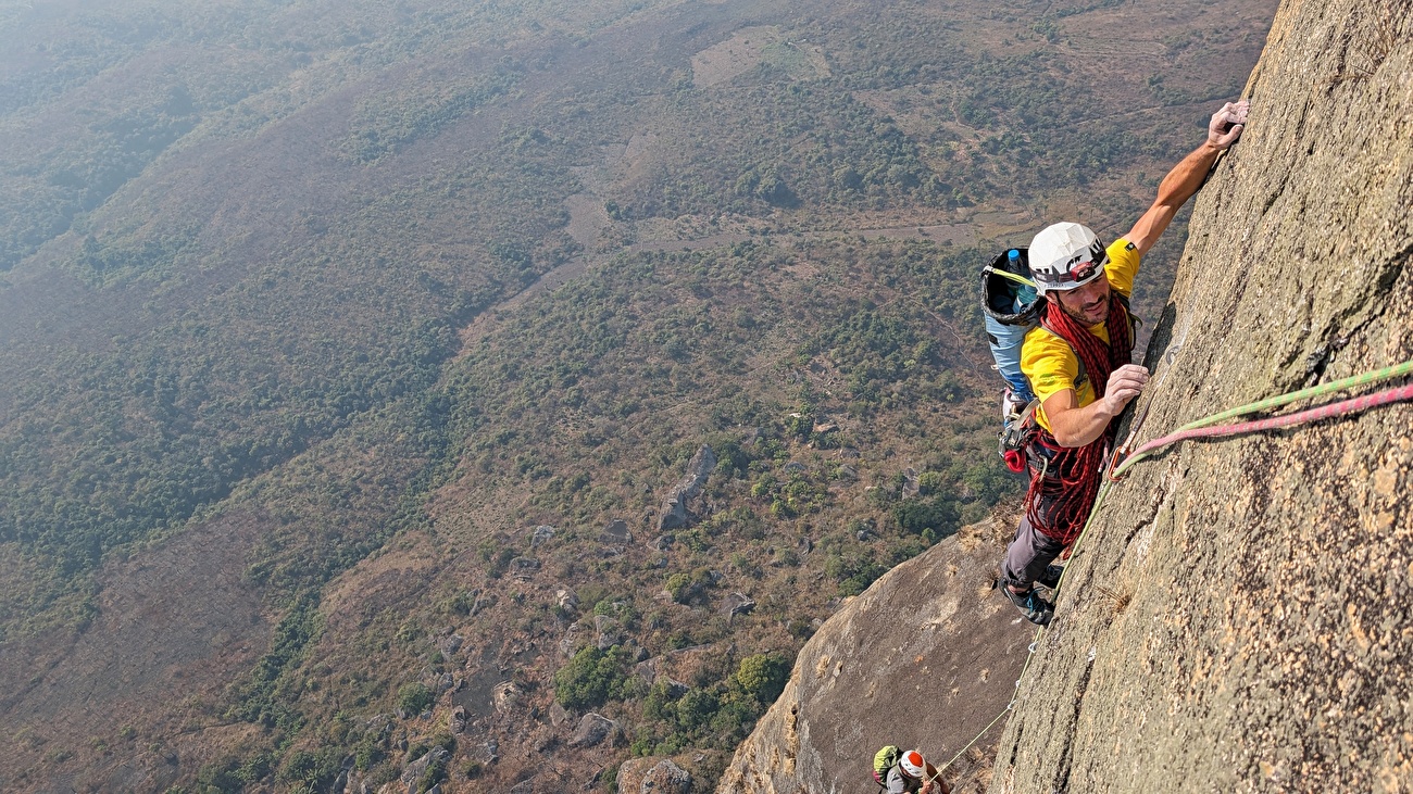 Angola, Cumbara Second, Miguel A. Díaz, Álvaro García, Indi Gutierrez, David Matos, Juanjo Medina, Manu Ponce, Gonzalo Torre - Établissement da gatingguba »(480m, 7b, a0), la première route sur Kaikilala à Agolatola, Daviddiakalila. Torre)