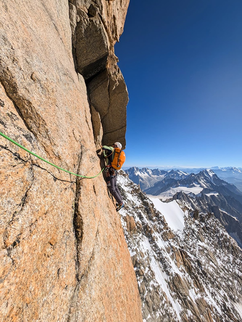 Sud 6, Aurélia Lanoë, Silvia Loreggian - Aurélia Lanoë grimpant la Chandelle sur le pilier central de Franty, Mont Blanc