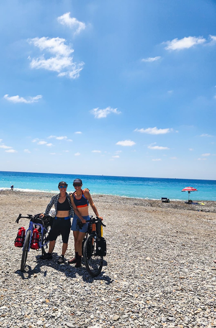 Sud 6, Aurélia Lanoë, Silvia Loreggian - Aurélia Lanoë et Silvia Loreggian à la plage de Vengiglia, en déclenchant leur projet South 6