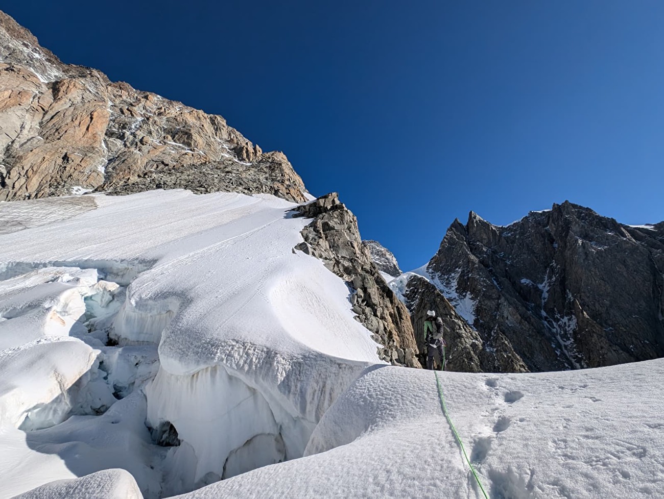 Sud 6, Aurélia Lanoë, Silvia Loreggian - Approchant de l'Eccles Bivouac, Mont Blanc