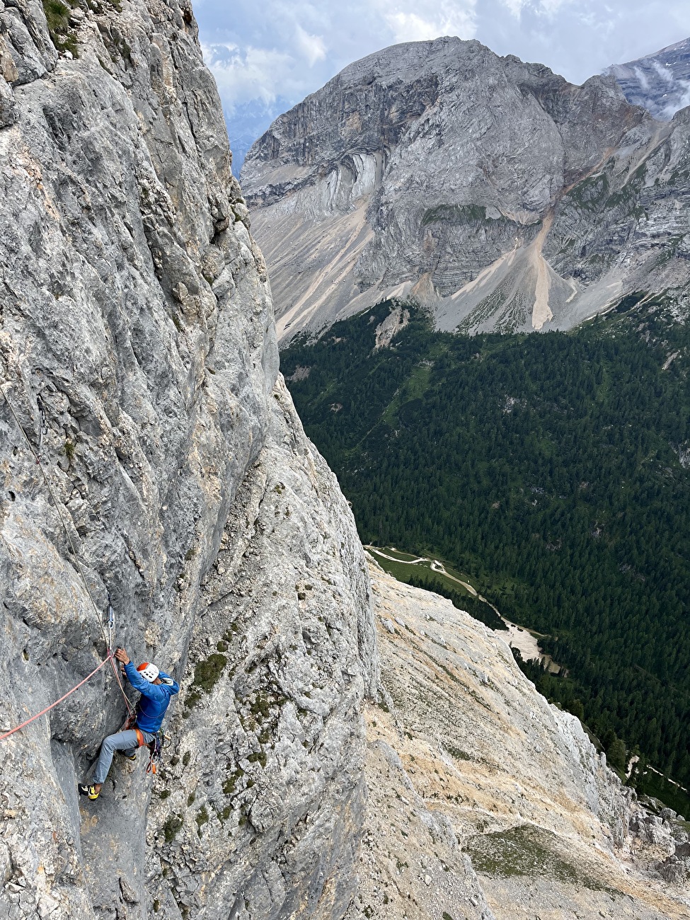 Avec Bechei, Dolomites, Daniele Bolognani, Davide Dallago - approchant du sommet de Pitch 3 de 'Kindergarten' avec Bechei, Dolomites (Daniele Bolognani, Davide Dallago 12/07/2025)