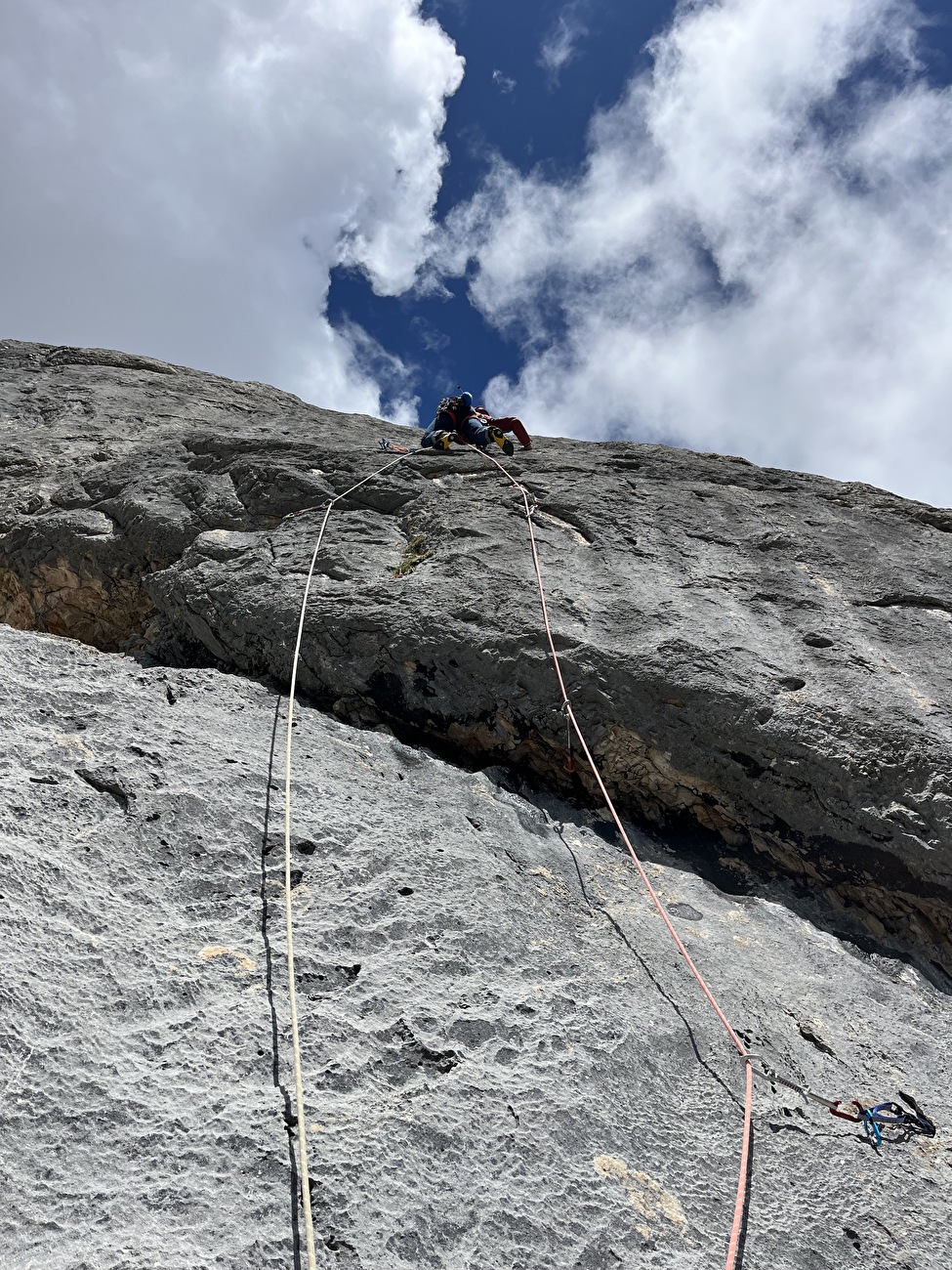 Avec Becchei, Dolomites, Daniele Bolognani, Davide Dallago - établissant le terrain 5 de 'Kindergarten' sur Bechei, Dolomites (Daniele Bolognani, Davide Dallago 12/07/2025)