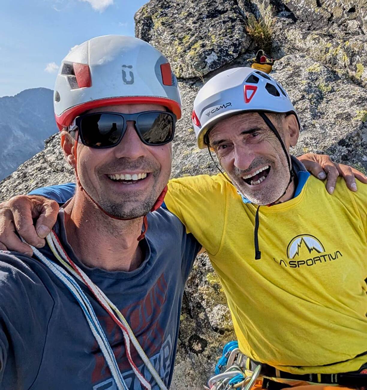 Igor Koller, Martin Krasňanský - Martin Krasňanský et Igor Koller célèbrent en haut de la route des bonbons sur Lomnický Shield dans les hauts tatras de Slovaquie, il le 13 août 2025