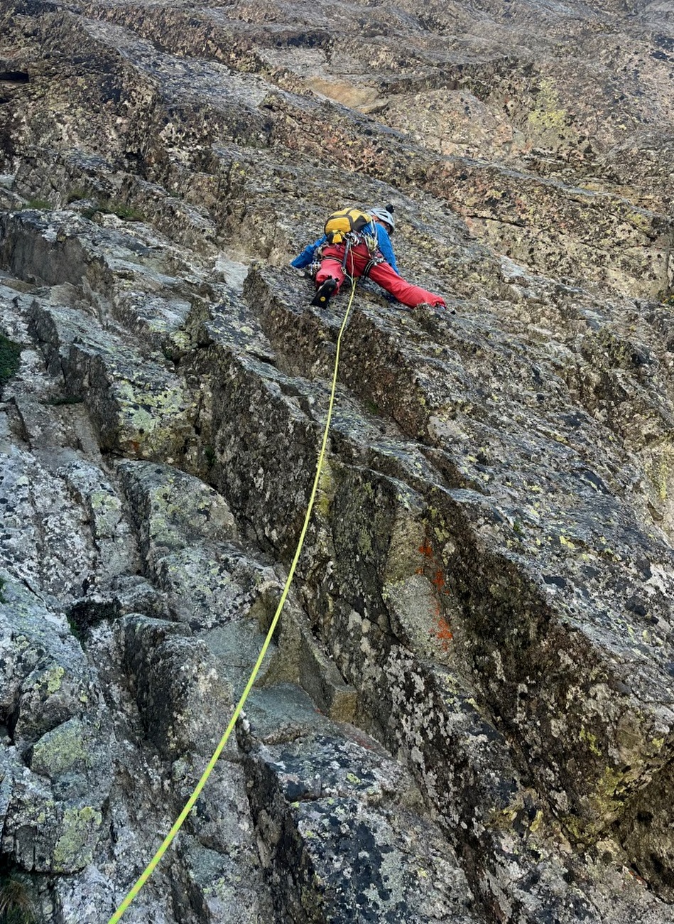Igor Koller, Martin Krasňanský - Igor Koller s'attaquant au ruissellement au début du 2e terrain lors de la tentative de la route des bonbons en 2024 sur Lomnický štít dans les hauts tatras de Slovaquie