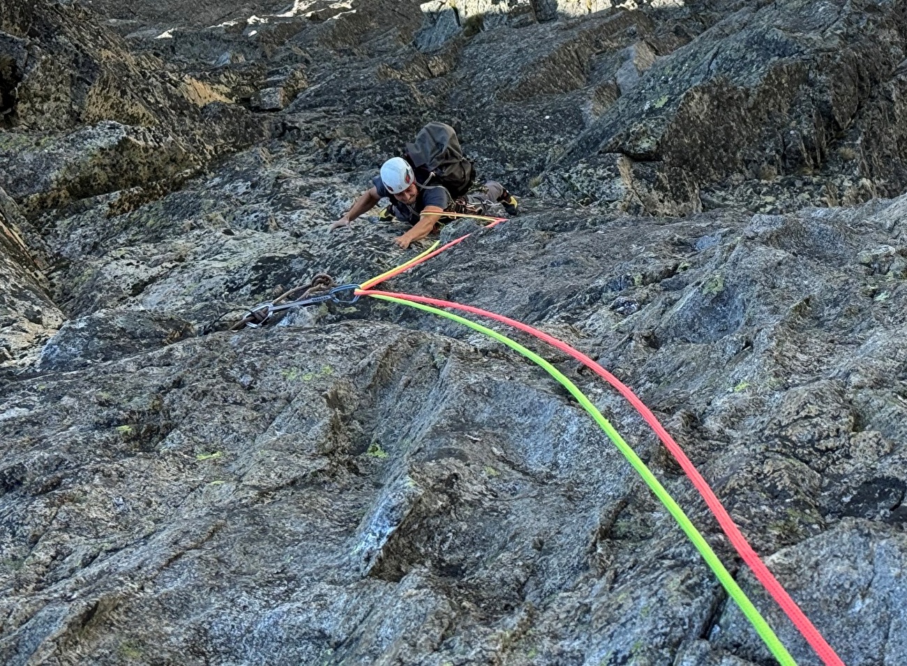 Igor Koller, Martin Krasňanský - Martin Krasňanský sur la 4e traversée sur la route de bonbons sur Lomnický Štít. «Il a pris toute l'eau dans son sac à dos, ainsi que mes baskets, afin d'avoir des conditions idéales pour l'escalade libre. Wow, c'est un combattant et un ami!