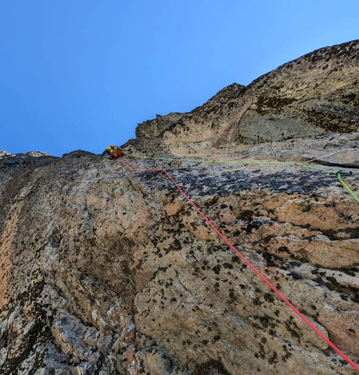 Igor Koller, Martin Krasňanský - Protection clairsemée Une psyché forte. Igor Koller à la fin des mouvements les plus difficiles du 4e terrain de la route des bonbons sur Lomnický Štít dans les hauts tatras de Slovaquie, le 13 août 2025