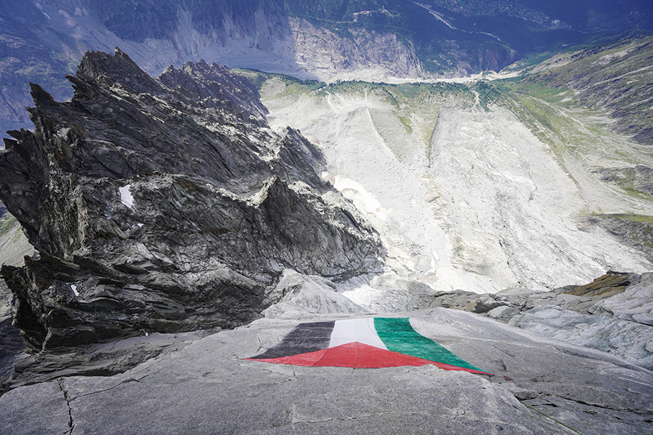 Les Drus - Le drapeau de la Palestine était accroché aux Drus dans le massif du Mont Blanc du 16 au 17 août 2025 pour dénoncer le génocide à Gaza Les Drus - Le drapeau de la Palestine était accroché aux Drus dans le massif du Mont Blanc du 16 au 17 août 2025 pour dénoncer le génocide à Gaza