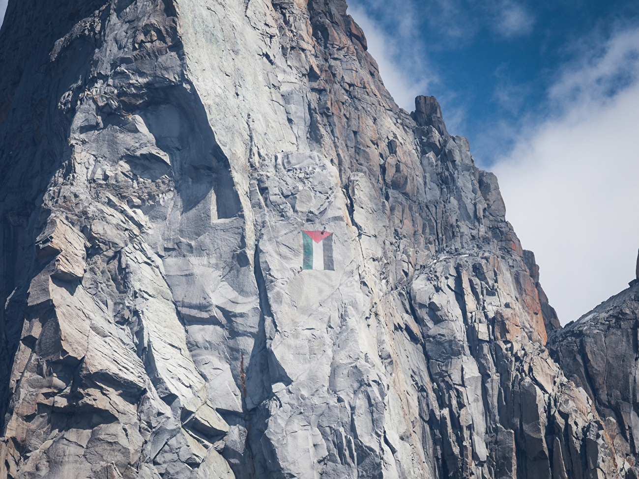 Les Drus - Le drapeau de la Palestine était accroché aux Drus dans le massif du Mont Blanc du 16 au 17 août 2025 pour dénoncer le génocide à Gaza Les Drus - Le drapeau de la Palestine était accroché aux Drus dans le massif du Mont Blanc du 16 au 17 août 2025 pour dénoncer le génocide à Gaza