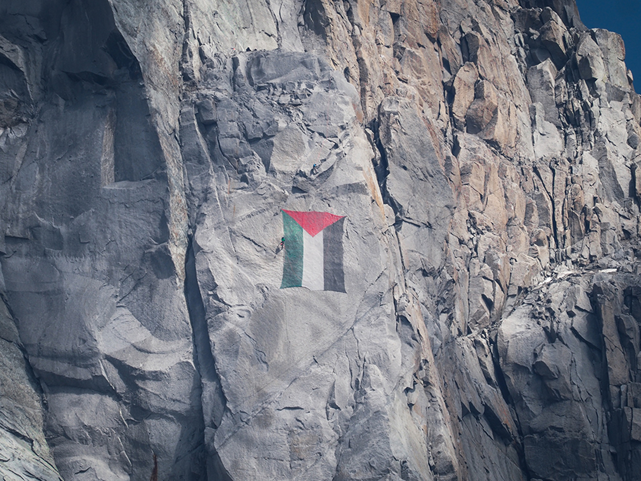 Les Drus - Le drapeau de la Palestine était accroché aux Drus dans le massif du Mont Blanc du 16 au 17 août 2025 pour dénoncer le génocide à Gaza Les Drus - Le drapeau de la Palestine était accroché aux Drus dans le massif du Mont Blanc du 16 au 17 août 2025 pour dénoncer le génocide à Gaza
