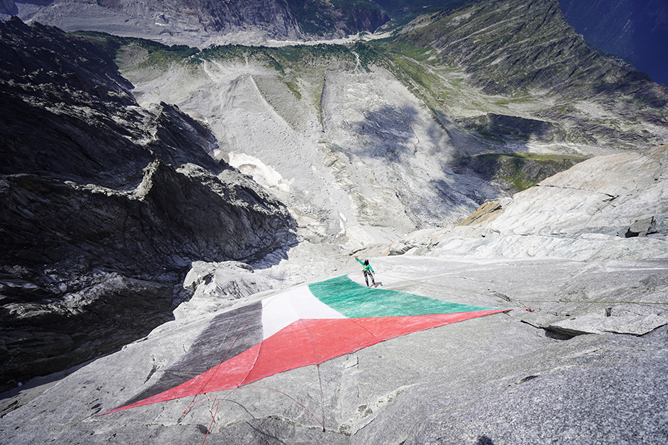 Les Drus - Le drapeau de la Palestine était accroché aux Drus dans le massif du Mont Blanc du 16 au 17 août 2025 pour dénoncer le génocide à Gaza Les Drus - Le drapeau de la Palestine était accroché aux Drus dans le massif du Mont Blanc du 16 au 17 août 2025 pour dénoncer le génocide à Gaza