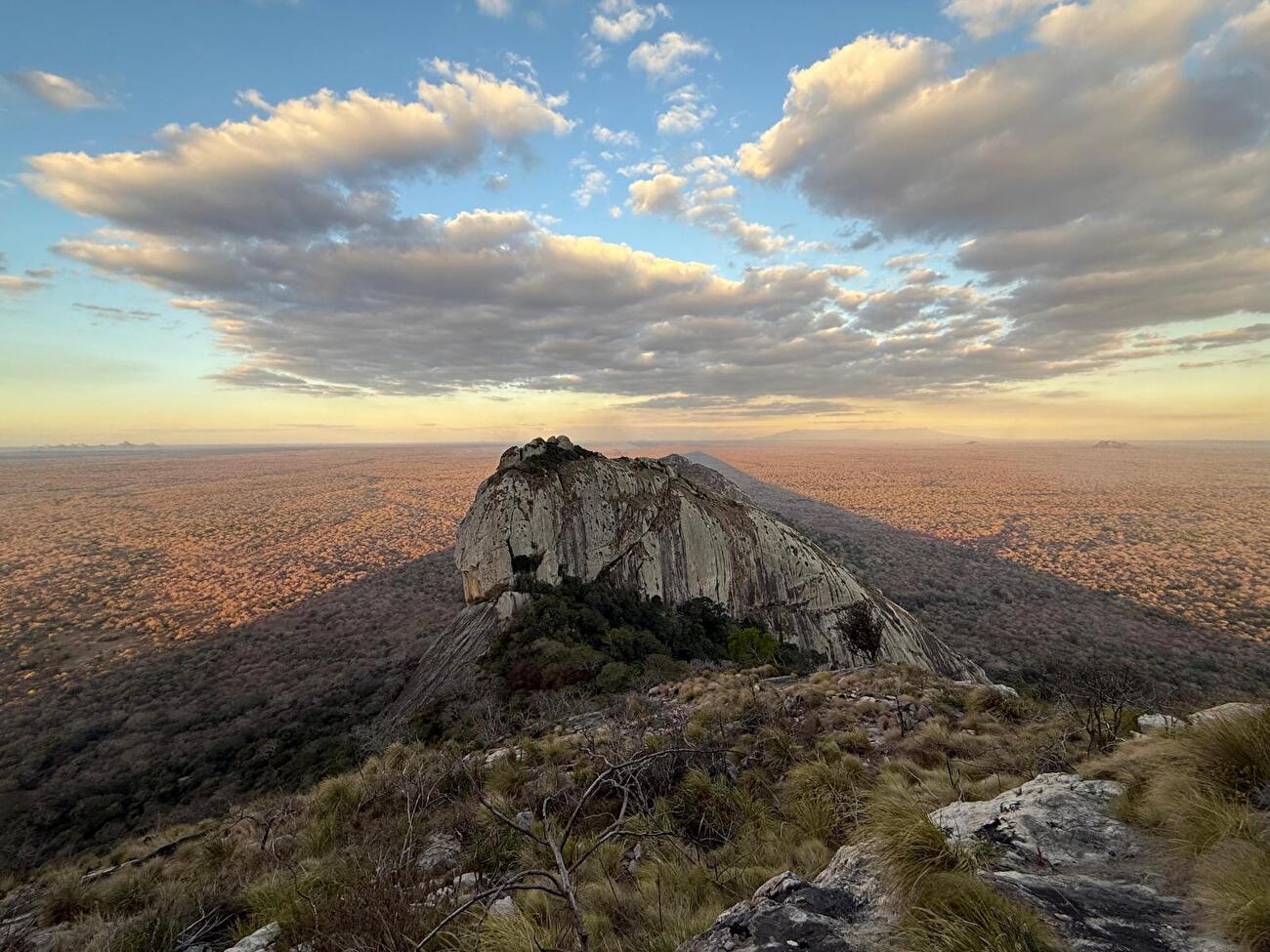 Phandambiri Mozambique - La première ascension de «le mystère de Phandambiri» sur le pilier SE de Phandambiri / Mount Panda au Mozambique (Manrico dell'Angnola, Antonella Giacomini, Maurizio Giordani et Nancy Paoletto 08/2025)