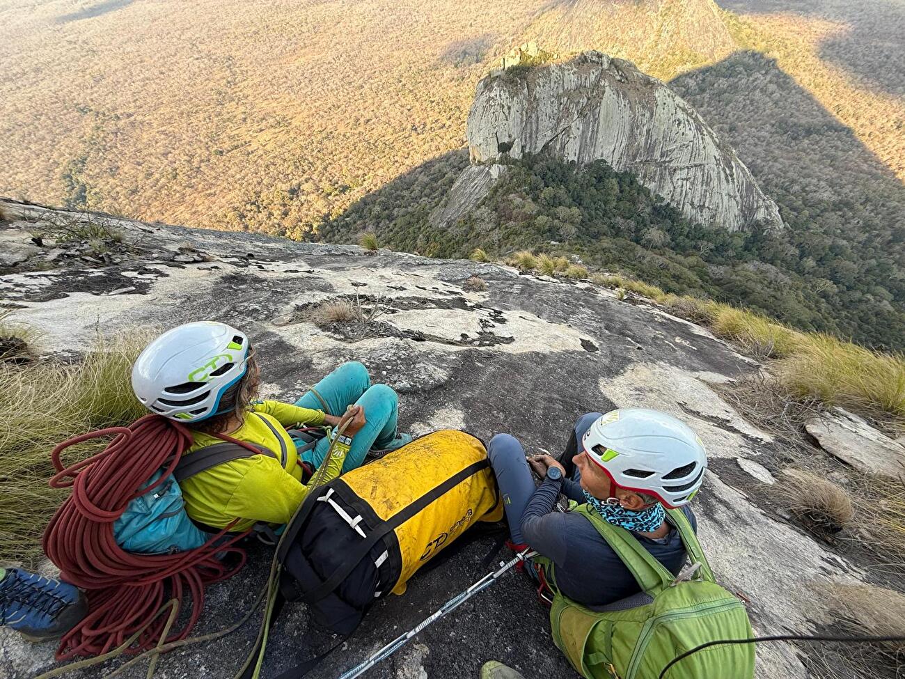 Phandambiri Mozambique - La première ascension de «le mystère de Phandambiri» sur le pilier SE de Phandambiri / Mount Panda au Mozambique (Manrico dell'Angnola, Antonella Giacomini, Maurizio Giordani et Nancy Paoletto 08/2025)