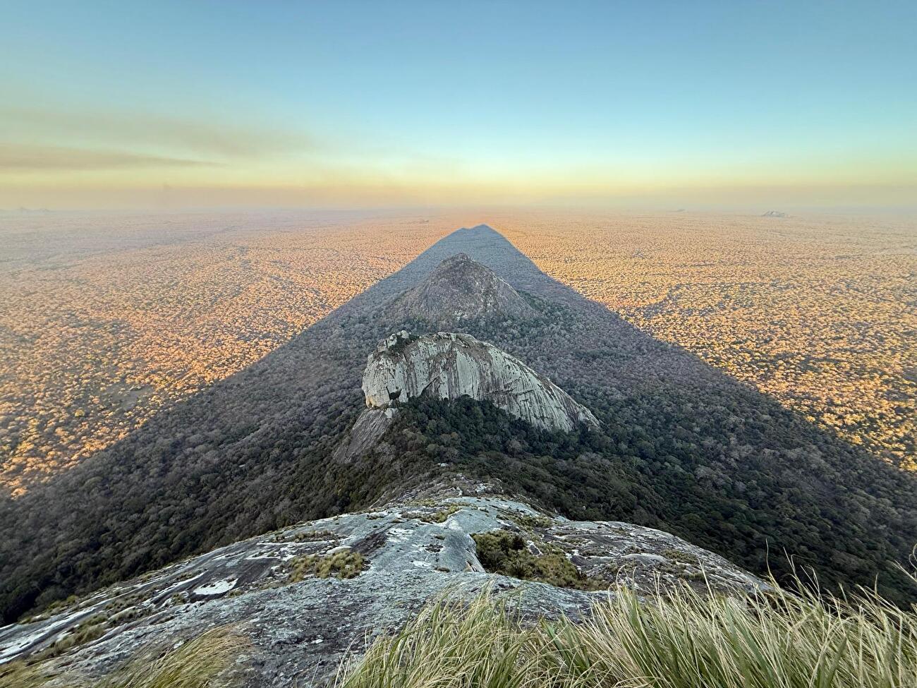 Phandambiri Mozambique - La première ascension de «le mystère de Phandambiri» sur le pilier SE de Phandambiri / Mount Panda au Mozambique (Manrico dell'Angnola, Antonella Giacomini, Maurizio Giordani et Nancy Paoletto 08/2025)