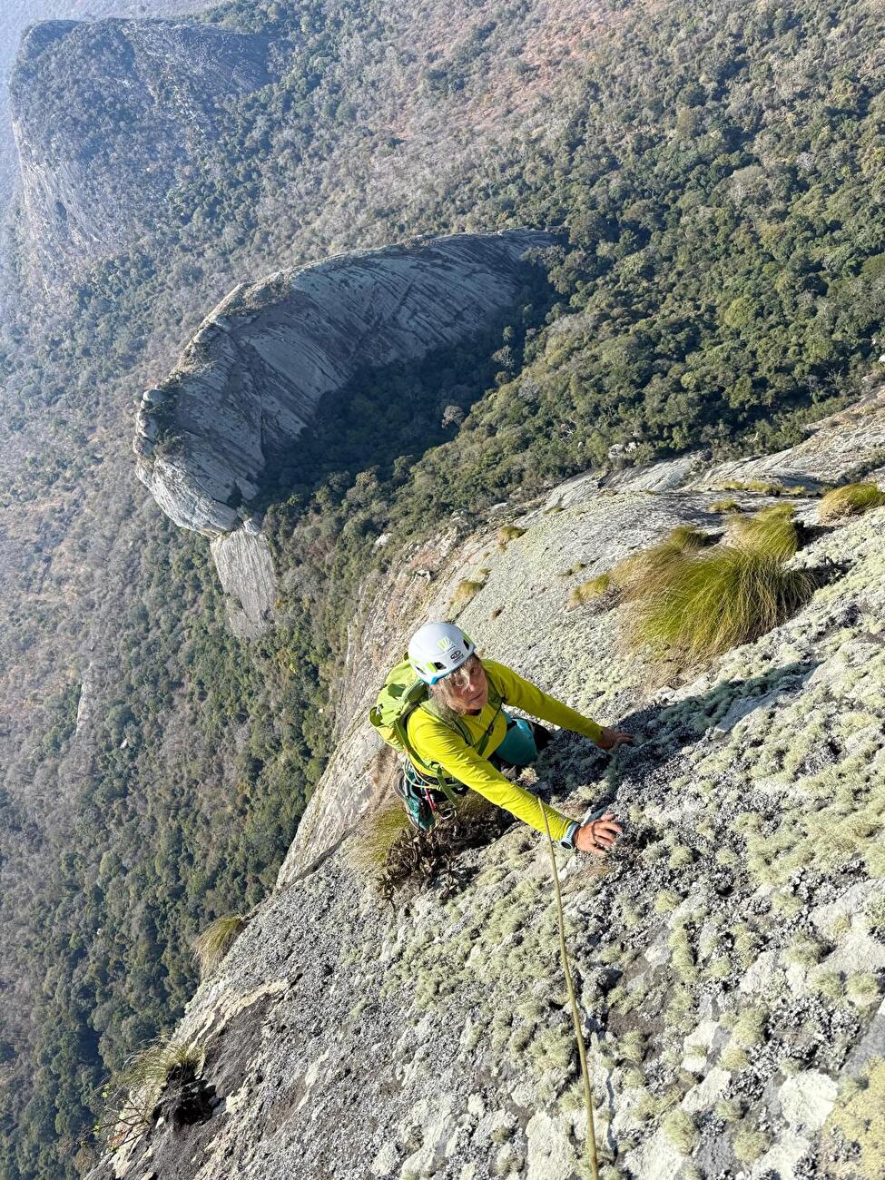 Phandambiri Mozambique - La première ascension de «le mystère de Phandambiri» sur le pilier SE de Phandambiri / Mount Panda au Mozambique (Manrico dell'Angnola, Antonella Giacomini, Maurizio Giordani et Nancy Paoletto 08/2025)