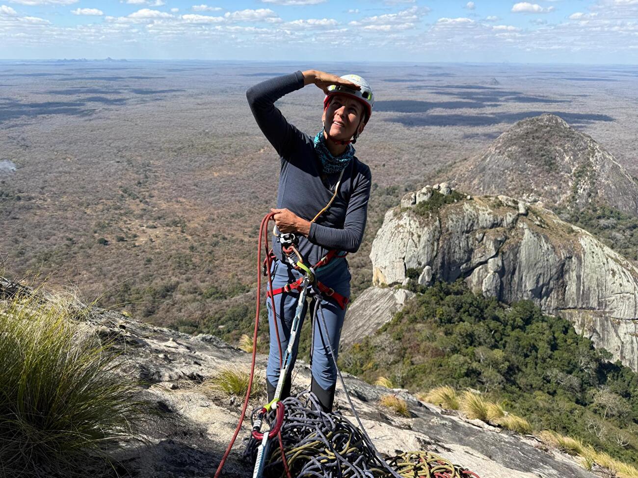 Phandambiri Mozambique - La première ascension de «le mystère de Phandambiri» sur le pilier SE de Phandambiri / Mount Panda au Mozambique (Manrico dell'Angnola, Antonella Giacomini, Maurizio Giordani et Nancy Paoletto 08/2025)