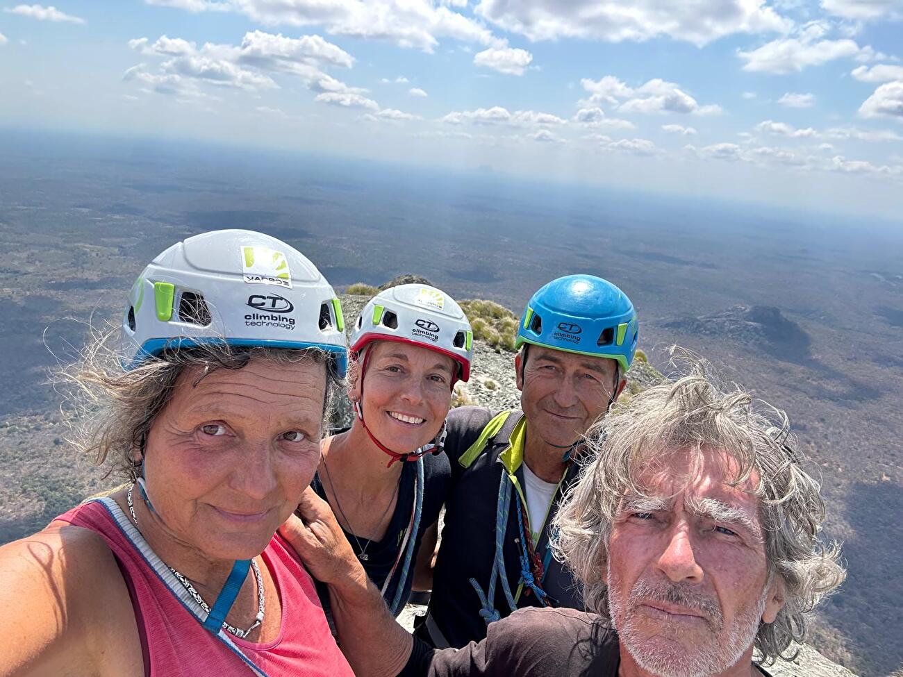 Phandambiri Mozambique - La première ascension de «le mystère de Phandambiri» sur le pilier SE de Phandambiri / Mount Panda au Mozambique (Manrico dell'Angnola, Antonella Giacomini, Maurizio Giordani et Nancy Paoletto 08/2025)