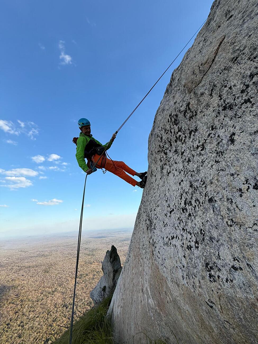 Phandambiri Mozambique - La première ascension de «le mystère de Phandambiri» sur le pilier SE de Phandambiri / Mount Panda au Mozambique (Manrico dell'Angnola, Antonella Giacomini, Maurizio Giordani et Nancy Paoletto 08/2025)