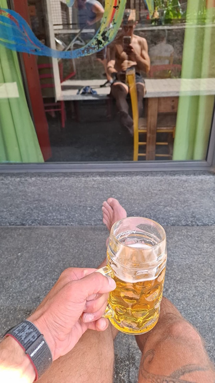 Saro Costa Pizzo Badile Skyclimb - Saro Costa profitant d'une bière déserte à Kundaluna à San Martino à Val Masino après son skyclimb à pizzo