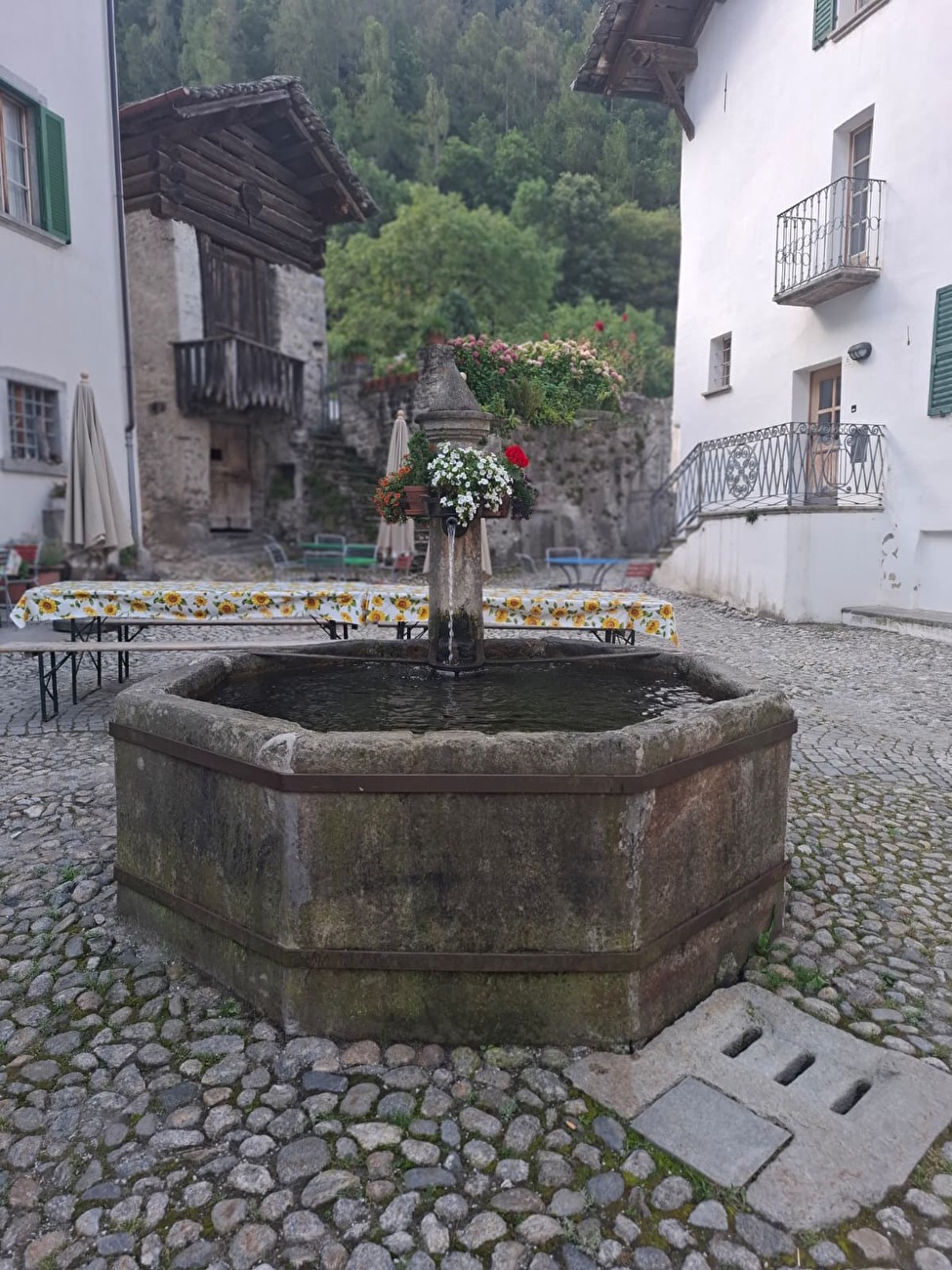 Saro Costa Pizzo Badile Skyclimb - La fontaine de Bondo à Val di Bondo, le point de départ de Saro Costa's Pizzo Badile Skyclimb le 13/08/2025