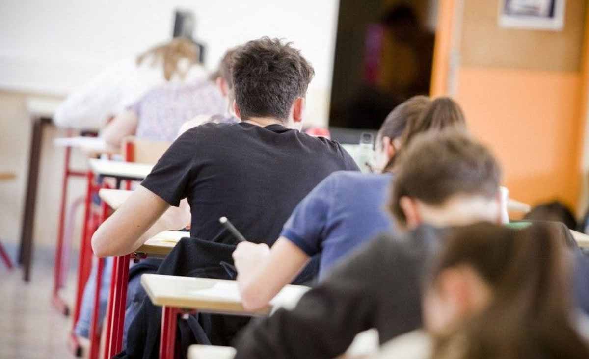 en pleurs, une élève réalise qu’on lui a donné le mauvais sujet