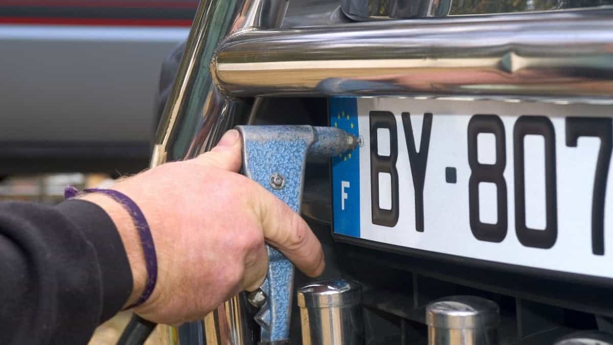 accessoire discret sur la plaque