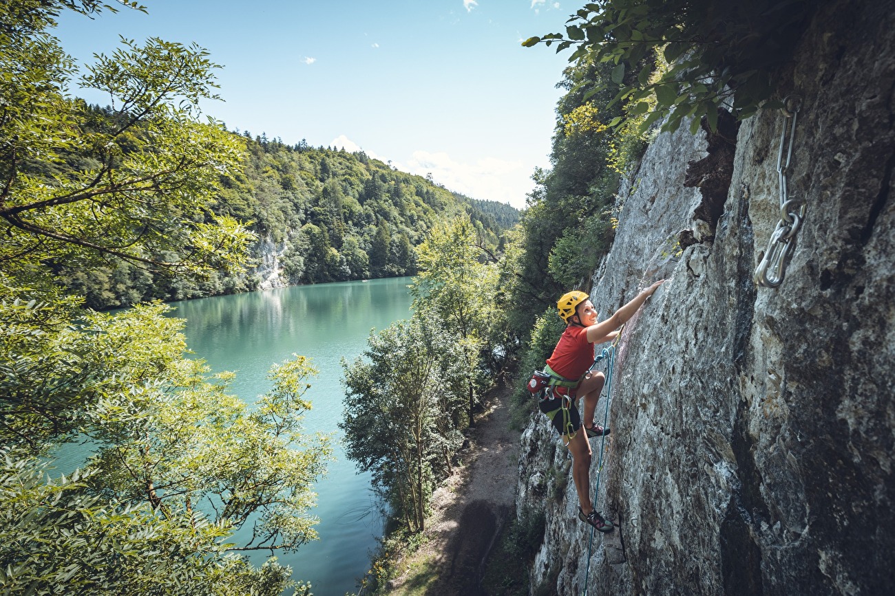 Grimpant sur les lacs Lamar près d'Arco, en Italie,