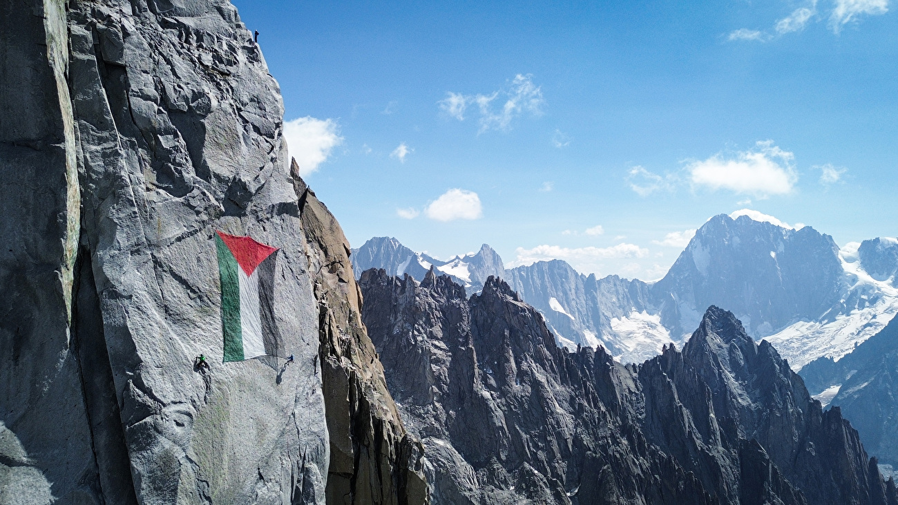 Les alpinistes accrochent le drapeau de la Palestine sur Les Drus pour dénoncer le génocide à Gaza