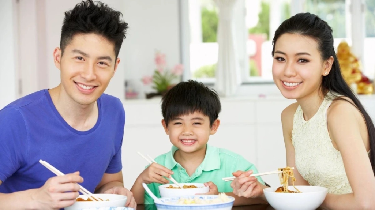 les Japonais mangent du riz trois fois par jour sans prendre de poids