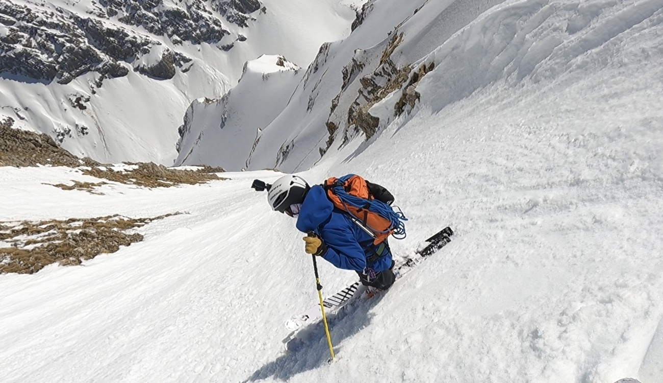 Premier ski complet décent de pizzo Intermesoli East Face (Gran Sasso, Italie)