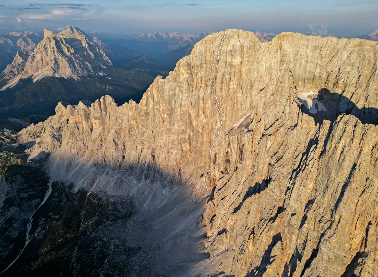Civetta Dolomites, Solleder - Lettenbauer - Le «Solleder - Lettenbauer» sur le visage nw de Civetta, Dolomites. Arrivée pour la première fois en une seule journée par Gustav Lettenbauer et Emil Solleder le 7 août 1925, cette montée est réputée pour être le premier itinéraire de sixième année dans les Alpes. Civetta Dolomites, Solleder - Lettenbauer - Le «Solleder - Lettenbauer» sur le visage nw de Civetta, Dolomites. Arrivée pour la première fois en une seule journée par Gustav Lettenbauer et Emil Solleder le 7 août 1925, cette montée est réputée pour être le premier itinéraire de sixième année dans les Alpes.