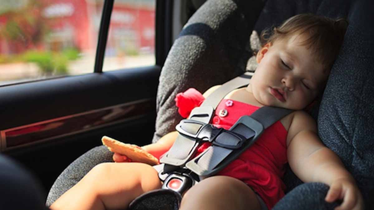 laissée seule dans une voiture