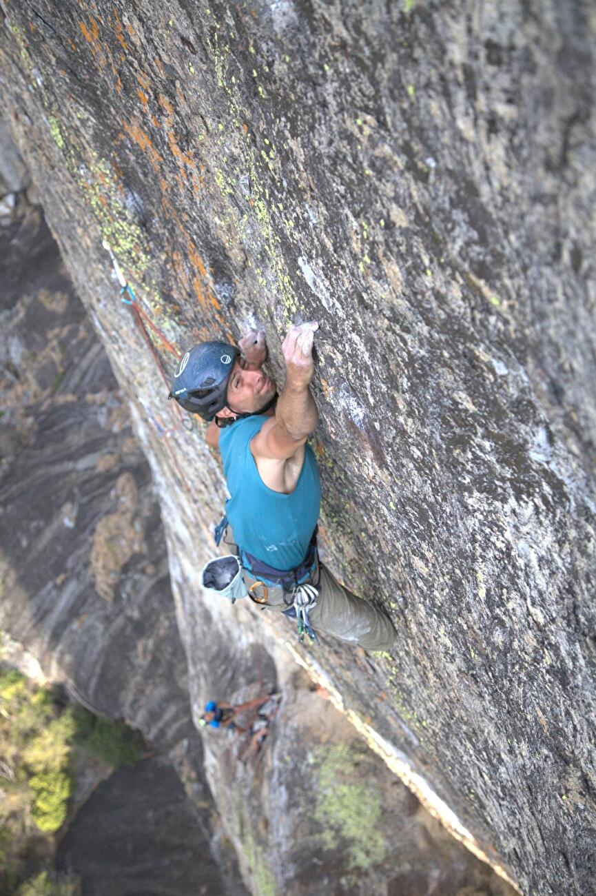 Phandambiri Mozambique - Mirco Grasso Stablisying 'Temple of Appliances' sur Montagha Filho au Mozambique 