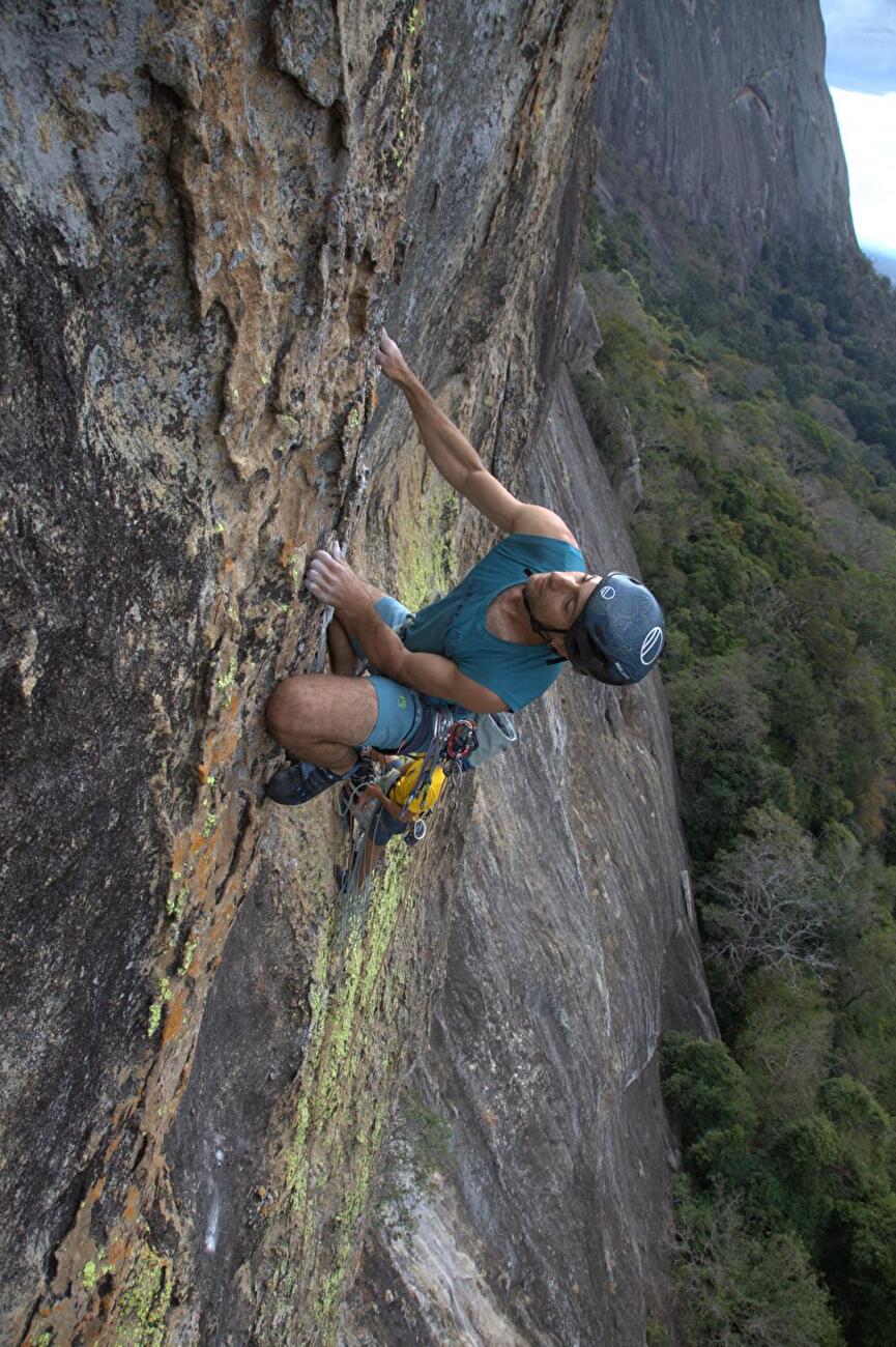 Phandambiri Mozambique - Mirco Grasso faisant la première ascension de «Temple des Appliens» sur Montagha Filho au Mozambique 