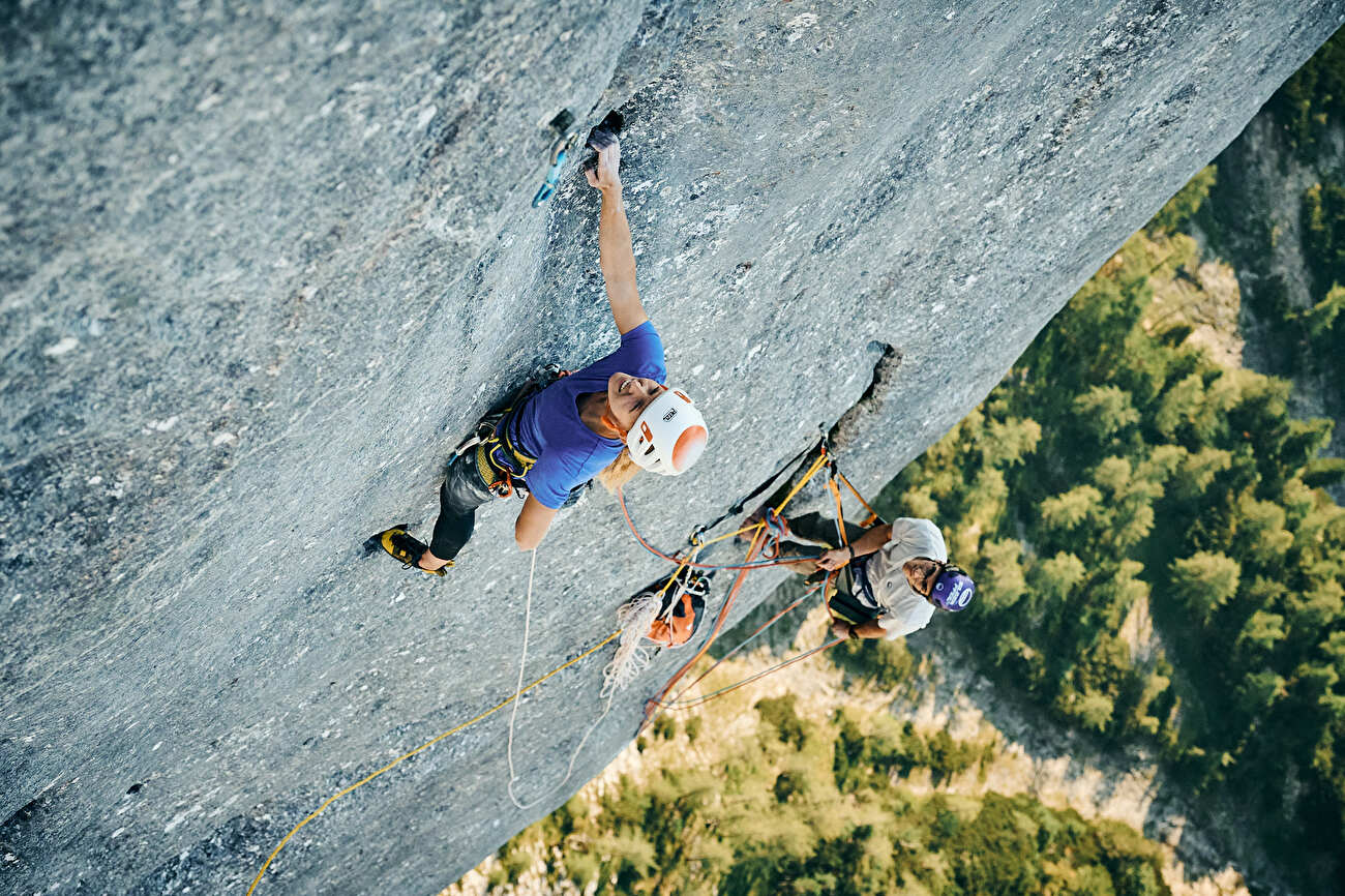 Lara Neumeier Fin du silence Feuerhorn - Lara Neumeier grimpant 'Fin of Silence' (8b +, 360m) sur Feuerhörndl (Berchtesgadener Alpes, Allemagne), été 2025